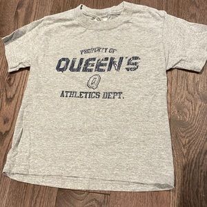 Queen’s University sz 2-4 youth Tshirt